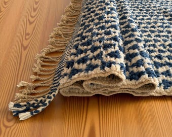 Alfombra de lana azul oscuro y crema hecha a mano – Alfombra de estilo bohemio marroquí con estampado geométrico y borlas para interiores neutros y acogedores - Alfombras de lana