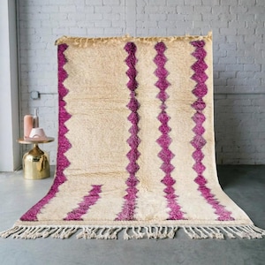 Alfombra marroquí de lana tejida a mano – Alfombra bereber en zigzag color crema y morado – Decoración minimalista bohemia