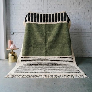 オリーブグリーンのモロッコラグ - 幾何学模様のストライプ柄ベルベルカーペット - ハンドメイドのブラック＆グリーンウールラグ - Japandi Boho Decor - カスタムハイパイルシャグ