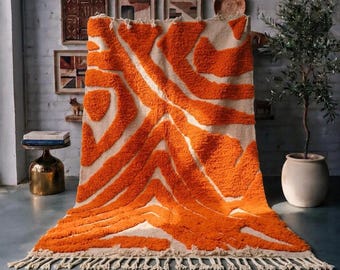 Orange marockansk ullmatta, elfenbensvit abstrakt berbermatta, handgjord geometrisk hög luggmatta, modern bohemisk vardagsrumsinredning