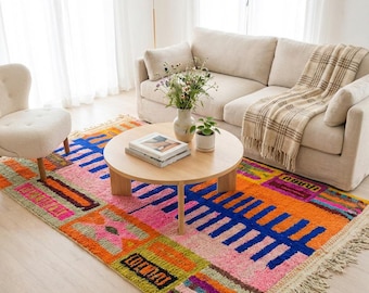 Handgeweven kleurrijk Marokkaans vloerkleed fel neonroze oranje geometrisch shag-tapijt levendig tribal berberdecor hoogpolig