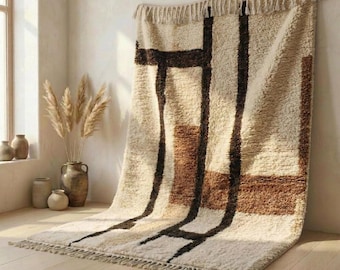 Tappeto marocchino in lana color avorio, tappeto berbero astratto nero e marrone, tappeto geometrico a pelo alto fatto a mano, arredamento moderno e organico per il soggiorno.