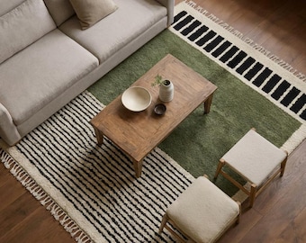 Handgeweven Marokkaans karpet met kleurblokken olijfgroen en zwart gestreept hoogpolig tapijt modern tribal berberdecor