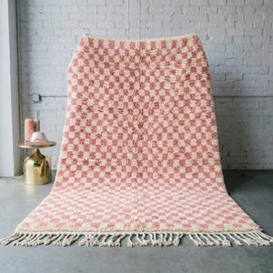Tappeto Boujaad a scacchi rosa / Tappeto marocchino in lana fatto a mano / Tappeto a scacchiera rosa cipria / Tappeto berbero boho a pelo spesso per soggiorno