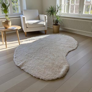 Nieregularny marokański dywan – kremowy wełniany dywan, ręcznie robiony dywan o organicznym kształcie, nowoczesny minimalistyczny wystrój marokański, niestandardowy wełniany dywan