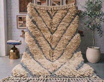 Tapis marocain taupe, tapis géométrique en laine anthracite, tapis berbère fait main, tapis à poils longs, tapis décoratif sur mesure