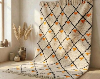 Tappeto marocchino in lana color avorio, tappeto berbero a rombi neri, tappeto a pelo lungo fatto a mano con accenti arancioni, tappeto moderno e organico per l'arredamento del soggiorno.