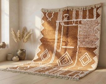 Può includere: Un tappeto rettangolare caratterizzato da una base marrone scuro con motivi geometrici bianchi, inclusi rombi e bordi lineari. Il tappeto presenta un pelo spesso e strutturato, rifinito con frange color crema sui bordi superiore e inferiore.