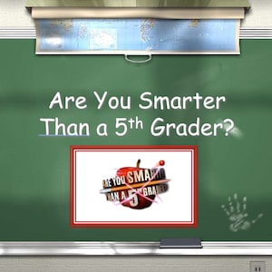 以下が含まれることがあります： 緑色の黒板に「Are You Smarter Than a 5th Grader?」という白い文字が書かれている。赤い枠で囲まれたロゴには、赤いリンゴと白い文字で「Are You Smarter Than a 5th Grader?」と書かれている。