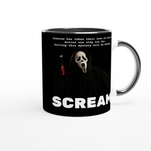 Könnte beinhalten: Eine schwarz-weiße Tasse mit schwarzem Innenraum und silbernem Rand. Die Tasse zeigt eine Grafik von Ghostface aus der Scream-Filmreihe. Der Text "Someone has taken their love of horror movies one step too far. Solving this mystery will be murder." und "SCREAM" sind auf die Tasse gedruckt.