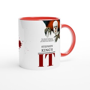 Pode incluir: Caneca de cerâmica branca com borda e alça vermelhas. A caneca apresenta um gráfico de Pennywise o palhaço dançarino de "IT" de Stephen King com o texto "O mestre do terror desencadeia tudo do que você já teve medo. IT de Stephen King".