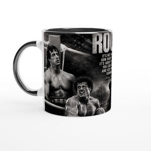 John RAMBO// SYLVESTER STALLONE/ Hyllningsmugg/ Poster/ Filmmugg/ Kultfilm/ Keramisk mugg/ Cafémugg/ Temugg/ 315 ml vit och svart