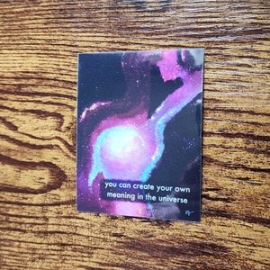 Je kunt je eigen betekenis creëren in het universum | inspirerende sticker | nevel | ruimte: