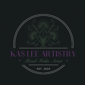 K&ouml;nnte beinhalten: Ein Logo auf schwarzem Hintergrund. Das Logo zeigt ein kreisf&ouml;rmiges Design mit floralen Elementen in Gr&uuml;n und Wei&szlig;. Der Text "KAS LEE ARTISTRY" ist in Lila gehalten, darunter steht "Mixed Media Artist". Das Gr&uuml;ndungsjahr "EST. 2023" ist ebenfalls angegeben.