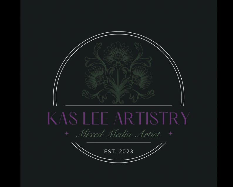 K&ouml;nnte beinhalten: Ein Logo auf schwarzem Hintergrund. Das Logo zeigt ein kreisf&ouml;rmiges Design mit floralen Elementen in Gr&uuml;n und Wei&szlig;. Der Text "KAS LEE ARTISTRY" ist in Lila gehalten, darunter steht "Mixed Media Artist". Das Gr&uuml;ndungsjahr "EST. 2023" ist ebenfalls angegeben.