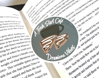 Adesivo Dramione - Fanfiction - per borraccia, Kindle, laptop - Draco e Hermione - Rimani senza nome - A Fresh Start Cafe