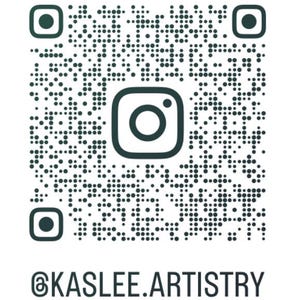 K&ouml;nnte beinhalten: Ein QR-Code mit einem Instagram-Logo in der Mitte und dem Text "@KASLEE.ARTISTRY" unten. Der Code besteht aus zahlreichen schwarzen und wei&szlig;en Quadraten und Punkten, mit vier gr&ouml;&szlig;eren Quadraten in jeder Ecke.