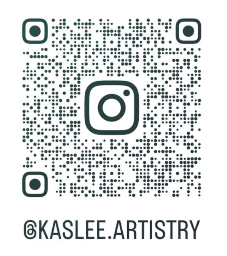 K&ouml;nnte beinhalten: Ein QR-Code mit einem Instagram-Logo in der Mitte und dem Text "@KASLEE.ARTISTRY" unten. Der Code besteht aus zahlreichen schwarzen und wei&szlig;en Quadraten und Punkten, mit vier gr&ouml;&szlig;eren Quadraten in jeder Ecke.