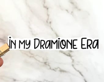 Adesivo In My Dramion Era - Fanfiction - per borraccia, Kindle, laptop - Draco Malfoy e Hermione Granger