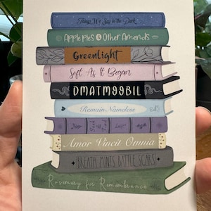 Könnte beinhalten: Illustration eines Bücherstapels mit Titeln wie "Things We Say in the Dark" und "Breath Mints Battle Scars." Die Bücher sind in verschiedenen Farben gehalten, darunter Blau, Grün und Rosa, mit floralen Elementen.