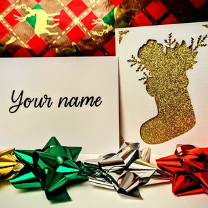 Belle carte de Noël personnalisée avec des bas de Noël avec une enveloppe personnalisée avec un message secret