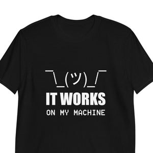 「It Works on My Machine」Tシャツ、おもしろTシャツ、プログラマー、オタクな名言、ミームTシャツ、ユニセックスTシャツ