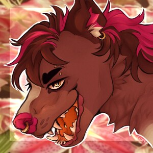K&ouml;nnte beinhalten: Digitale Illustration eines braunen, anthropomorphen Wolfes mit rosa und roten Highlights im Fell. Der Wolf hat ein Piercing in Nase und Ohr, und sein Maul ist ge&ouml;ffnet, wodurch scharfe Z&auml;hne sichtbar werden. Der Hintergrund zeigt ein Blumenmuster.