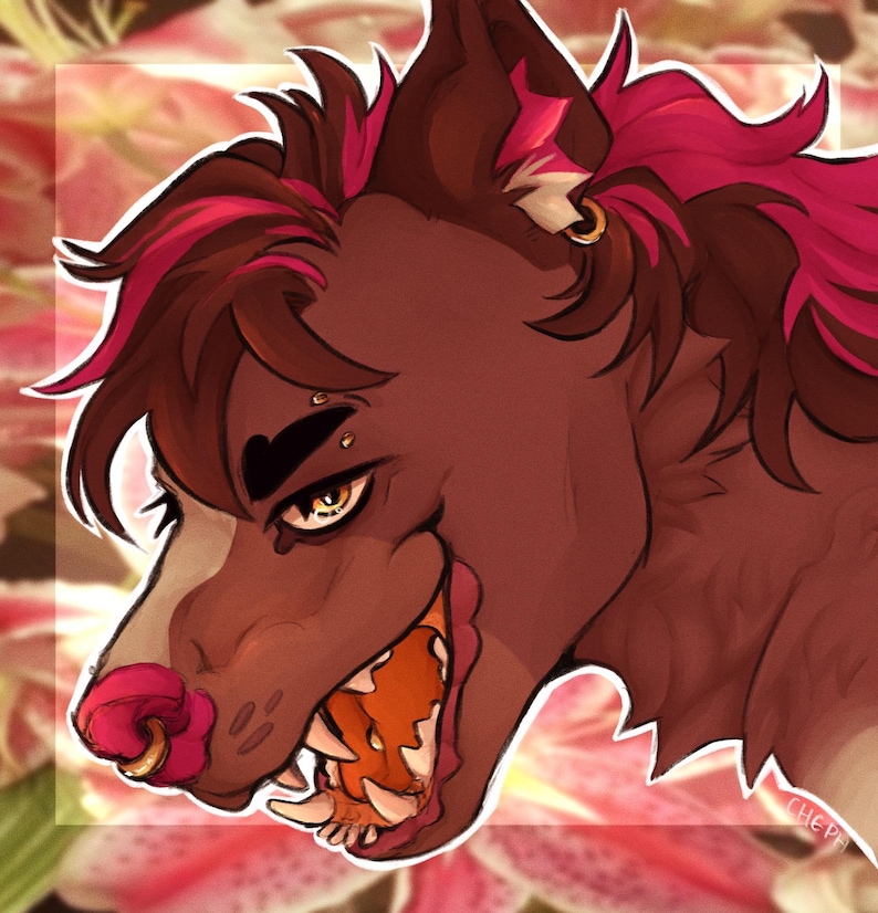 K&ouml;nnte beinhalten: Digitale Illustration eines braunen, anthropomorphen Wolfes mit rosa und roten Highlights im Fell. Der Wolf hat ein Piercing in Nase und Ohr, und sein Maul ist ge&ouml;ffnet, wodurch scharfe Z&auml;hne sichtbar werden. Der Hintergrund zeigt ein Blumenmuster.