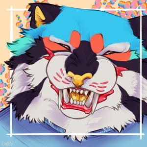 K&ouml;nnte beinhalten: Eine digitale Illustration eines stilisierten, knurrenden Katzengesichts. Die Katze hat blaues, schwarzes und wei&szlig;es Fell mit orangefarbenen Akzenten um Augen und Mund. Der Hintergrund zeigt ein Pastellmuster mit regenbogenfarbenen Formen. Die Signatur des K&uuml;nstlers befindet sich unten links.