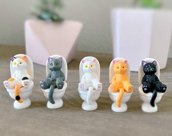 Mini Cat on Toilet: Funny Dollhouse Decor