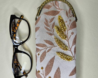 Estuche de anteojos florales. Elegante Cartera de Algodón Marrón Beige Gafas Bordada a Mano. Kiss Lock, Estuche para gafas de sol con cierre de clip, estilo vintage