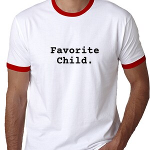 Declare su estado con la camiseta &#39;Niño favorito&#39;, perfecta para reuniones familiares - Unisex