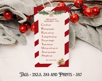 Puede incluir: Una etiqueta de regalo con temática navideña con un borde a rayas rojas y blancas. La etiqueta presenta el texto "THIS SEASON, REMEMBER - GOD" y un poema sobre la Navidad. La etiqueta está adornada con una ramita de vegetación y un lazo.