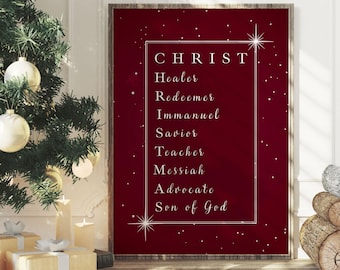 Puede incluir: Un cuadro enmarcado con la palabra "CHRIST" y títulos asociados en texto blanco sobre un fondo rojo oscuro. El cuadro se exhibe cerca de un árbol de Navidad decorado y regalos envueltos. El diseño del cuadro incluye acentos de estrellas.