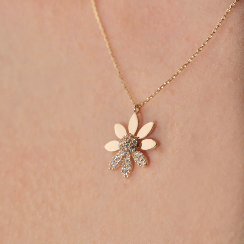 Daisy Necklace main image 1