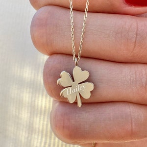 Könnte beinhalten: Goldkette mit einem vierblättrigen Kleeblatt-Anhänger. Der Anhänger ist mit dem Namen "Hailey" graviert.