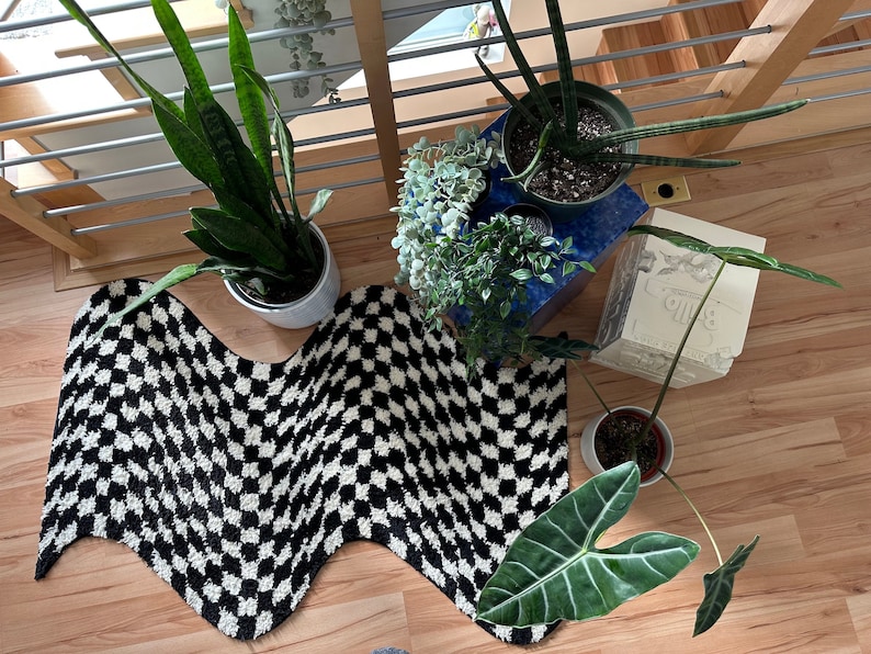 Checkered rug, wavy rug, irregular shape, unique carpet, white black rug