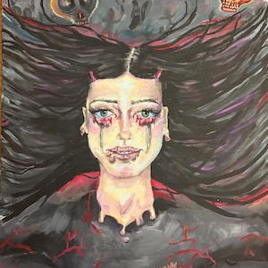 Op de afbeelding: Acrylverfschilderij van een vrouw met lang zwart haar en groene ogen, met rode tranen en een zwart topje met rode accenten. Twee schedels zweven boven haar. Het schilderij heeft een donker, gotisch thema.