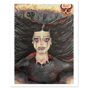 Op de afbeelding: Origineel schilderij van een vrouw met lang zwart haar en rode accenten. De vrouw heeft groene ogen en tranen. Boven haar hoofd bevinden zich twee schedels. De achtergrond is een mix van donkere en lichte kleuren.