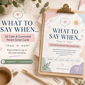 Puede incluir: Un juego de 36 tarjetas de guiones para padres tituladas What To Say When... con ilustraciones en tonos pastel de corazones y soles. Las tarjetas incluyen texto para momentos de crianza, organizadas por temas como emociones y rutinas.