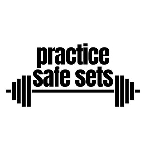 Könnte beinhalten: Schwarzweißgrafik mit dem Text "practice safe sets" über einer Langhantel mit Gewichten an beiden Enden.