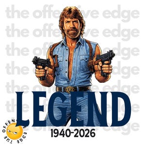 Könnte beinhalten: Eine digitale Illustration eines Mannes, der zwei schwarze Handfeuerwaffen hält, mit dem Wort "LEGEND" in Marineblau. Der Text "1940-2026" steht unter dem Wort "LEGEND". Der Hintergrund hat ein sich wiederholendes Muster der Worte "the offensive edge".