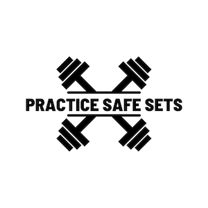 Könnte beinhalten: Schwarz-weiß Grafik mit zwei gekreuzten Langhanteln und dem Text "PRACTICE SAFE SETS" in fetter Schrift. Das Design ist auf einem weißen Hintergrund zentriert, ideal für Fitness-Artikel.