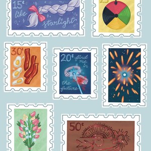K&ouml;nnte beinhalten: Ein Bogen mit Howl-Stempelaufklebern mit verschiedenen Designs. Die Briefmarken zeigen Illustrationen eines Zopfes mit einer Schleife, eines Farbkreises, Speck und Eiern, Ringen mit einem Laser, Feuerwerk, einem Blumenstrau&szlig; und einer Sonne mit einem Herzen.