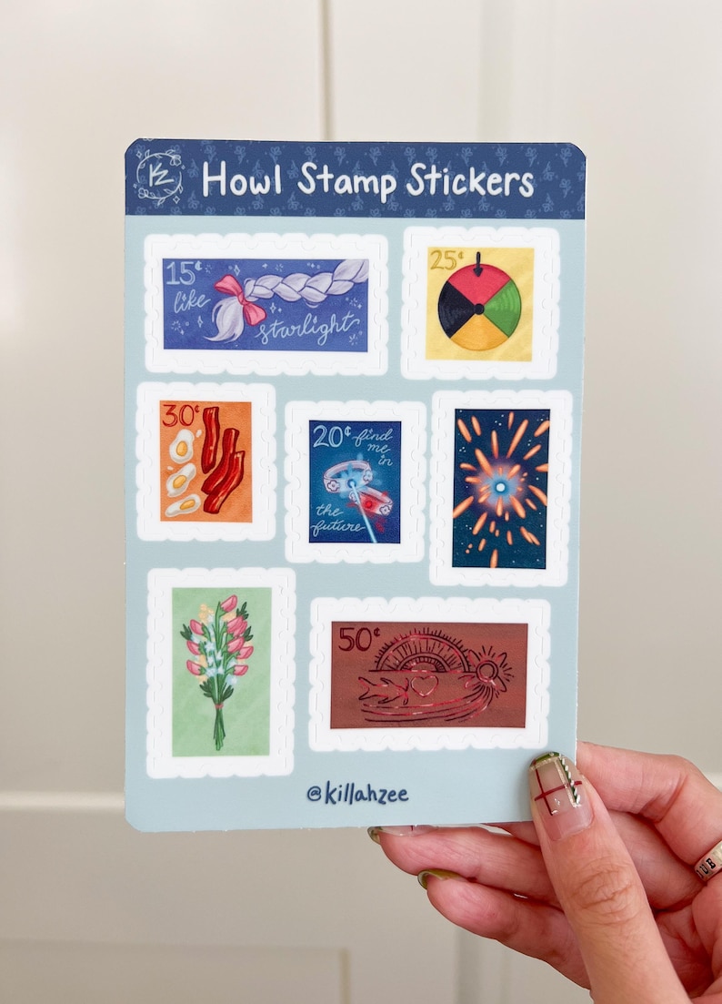 K&ouml;nnte beinhalten: Ein Bogen mit "Howl Stamp Stickers" mit verschiedenen illustrierten Designs, die Briefmarken &auml;hneln. Designs umfassen eine Sternenlichtszene, ein farbenfrohes Rad, Spiegeleier und Speck, ein Auto, Feuerwerk, Blumen und eine Sonne mit Wellen.
