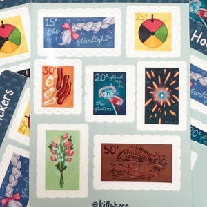 K&ouml;nnte beinhalten: Bogen mit "Howl Stamp Stickers" mit verschiedenen Illustrationen im Stempeldesign. Die Stempel zeigen Bilder von einem Zopf, einem bunten Rad, Speck und Eiern, einem Ring, einem Lichtblitz, Blumen und einer Sonne. Der Text "like starlight" und "find me in the future" ist enthalten.