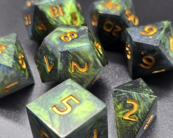 Zestaw ręcznie robionych kości żywicznych Mica – niestandardowe kości RPG do DnD i TTRPG. Zestaw 7 elementów.