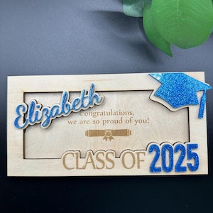 Personalisierte Abschlussfeier Geldhalter Klasse von 2025 Geschenk | Andenken aus Holz & Acryl für grad | Benutzerdefinierte Namenskappe | Geschenk für Sie oder Ihn