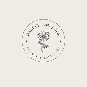 以下が含まれることがあります： 「Pauceck and Lage Flower & Gift Shop」の文字が、花の精巧な白黒イラストを囲む円形ロゴ。ロゴはミニマリストデザインで、ニュートラルなカラーパレットを使用しています。