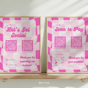 Pode incluir: Dois cartazes emoldurados com fundos xadrez rosa e branco. Um diz "Let's Get Social" com códigos QR e informações de mídia social. O outro diz "Scan to Pay" com códigos QR e opções de pagamento. Ambos dizem "Obrigado por..."